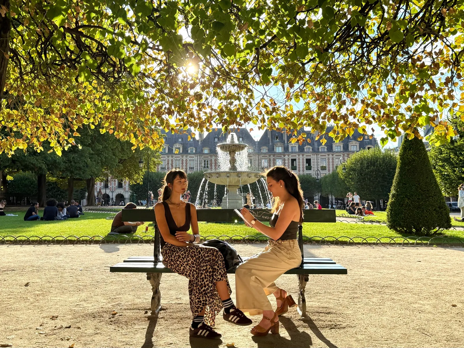 Anne filme une rencontre pendant qu'elle dessine, pour Instagram et TikTok