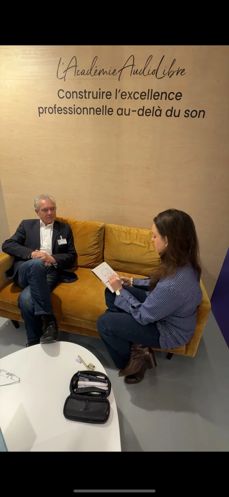 Anne dessine un participant en direct lors d'un événement professionnel