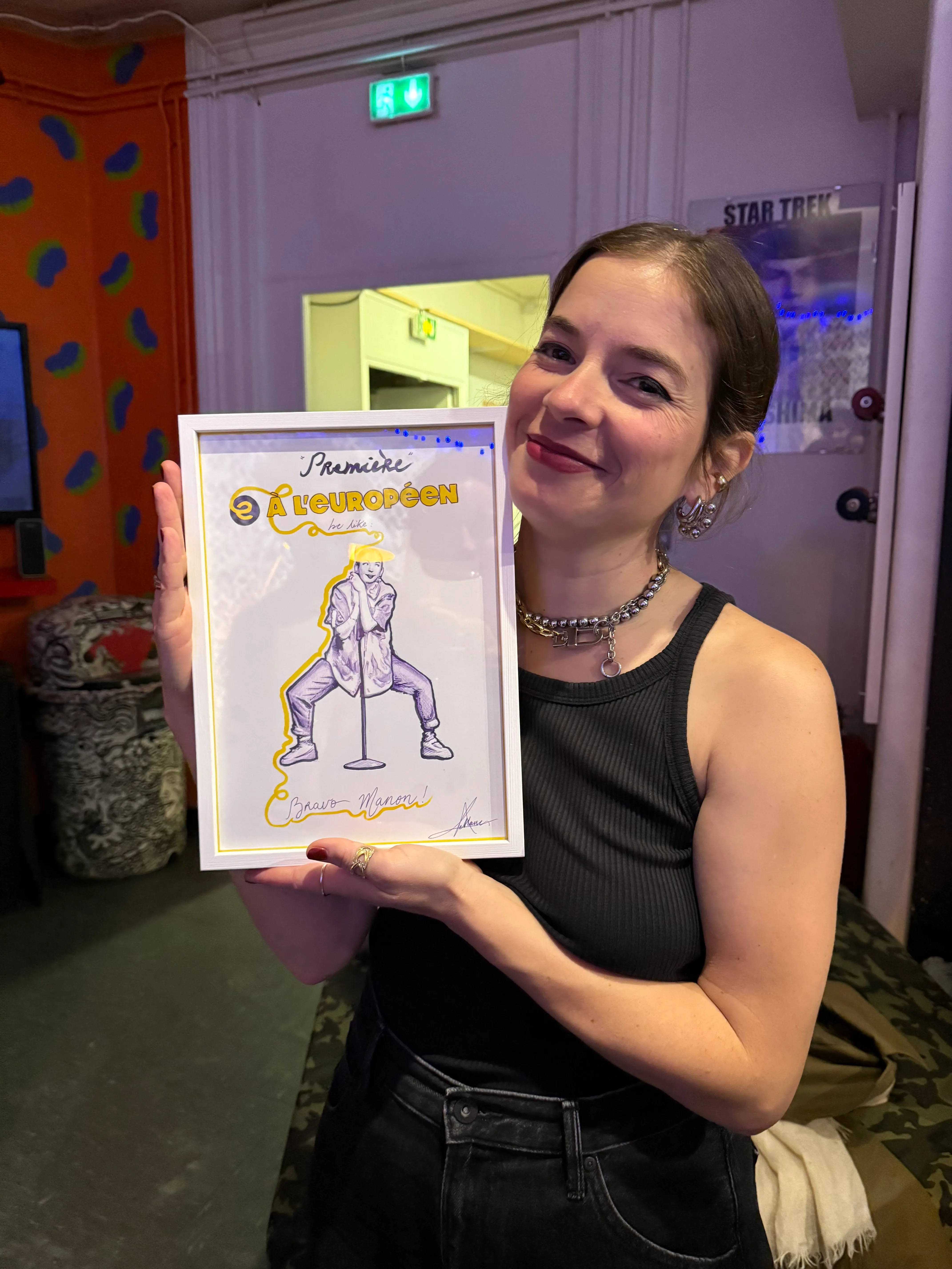Anne Leblanc en train de filmer ou de dessiner pour ses réseaux sociaux — 6