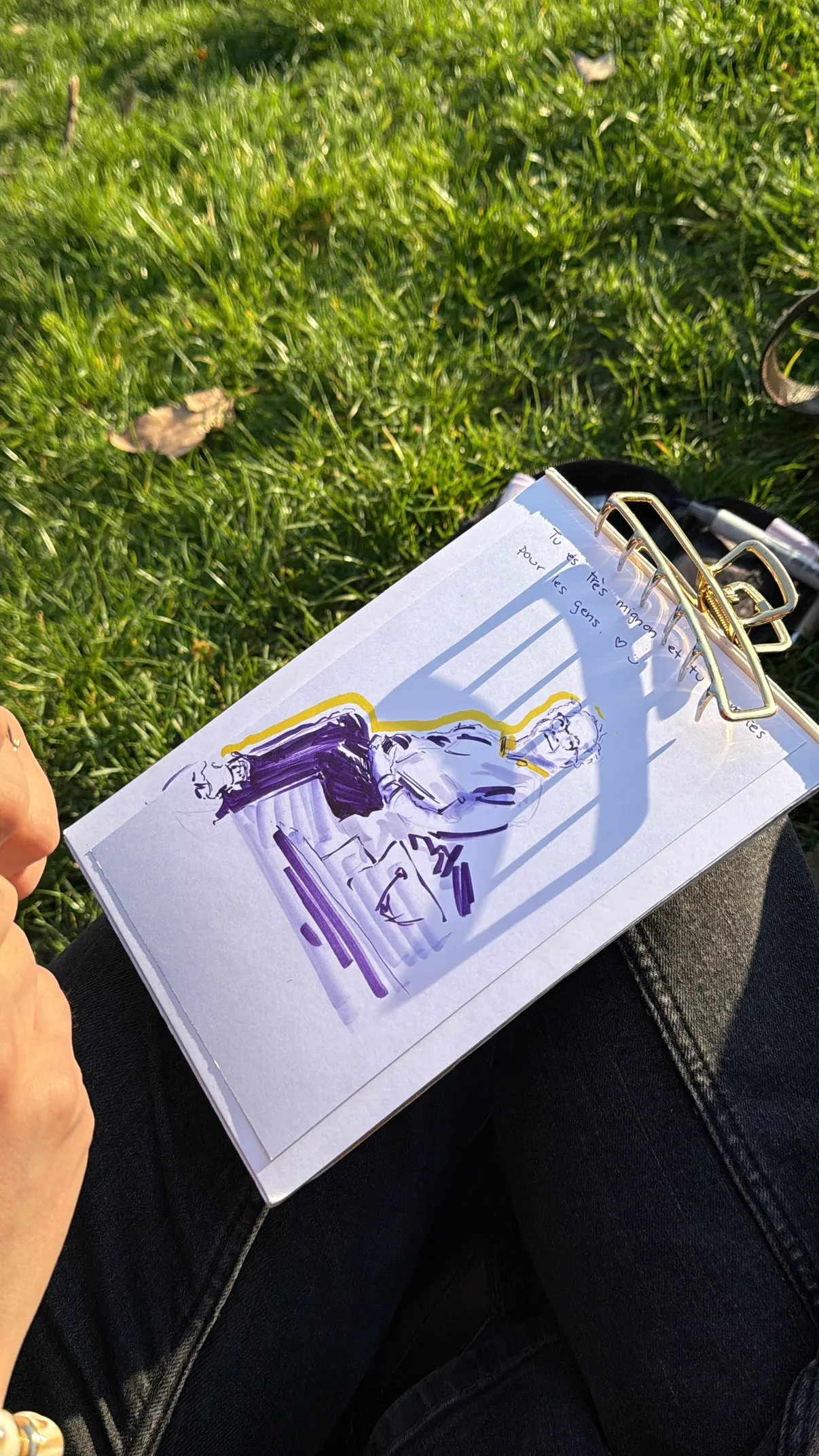 Anne Leblanc en train de filmer ou de dessiner pour ses réseaux sociaux — 13